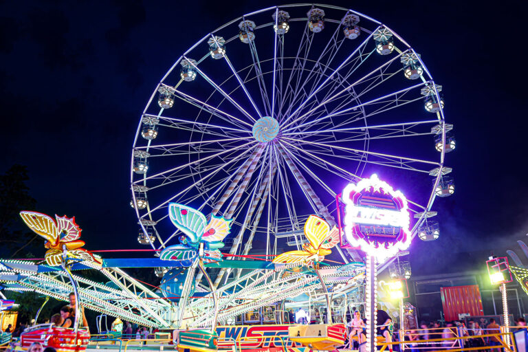 Die Kiliankirmes in Letmathe strahlt bei Nacht.