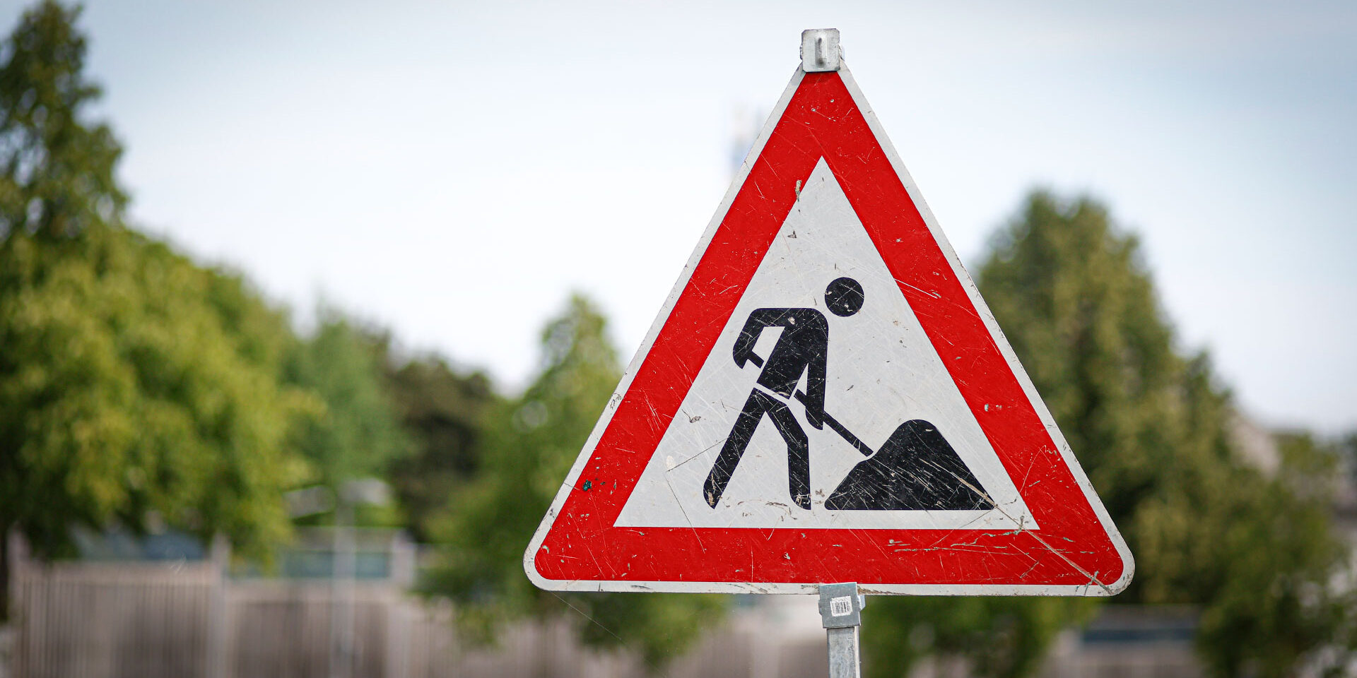 Ein Baustellenschild an einer Straße