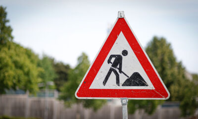 Ein Baustellenschild an einer Straße