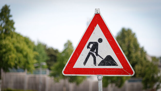 Ein Baustellenschild an einer Straße