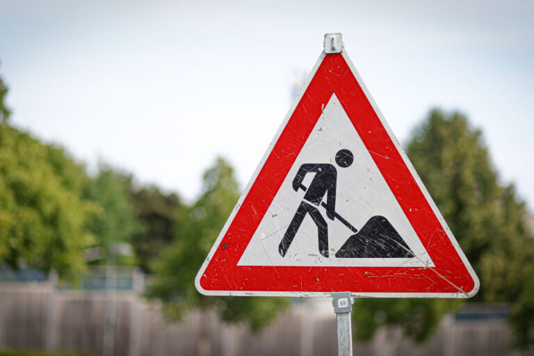 Ein Baustellenschild an einer Straße