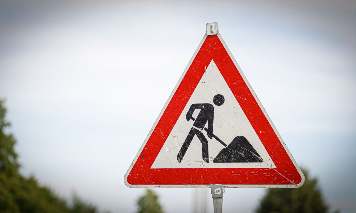 Ein Baustellenschild an einer Straße