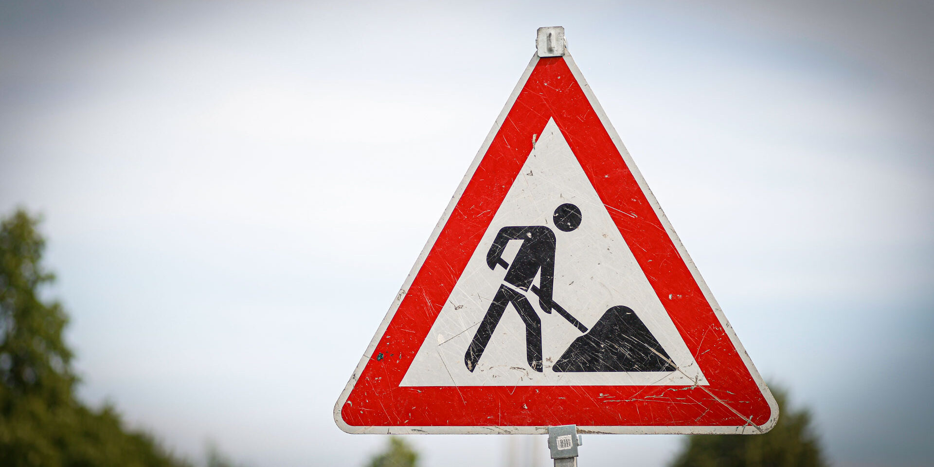 Ein Baustellenschild an einer Straße