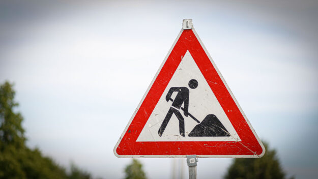 Ein Baustellenschild an einer Straße