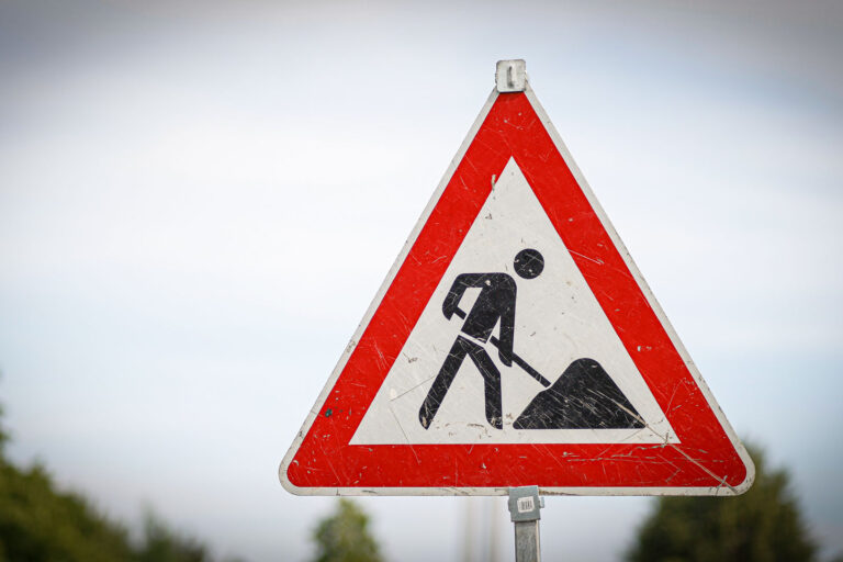 Ein Baustellenschild an einer Straße