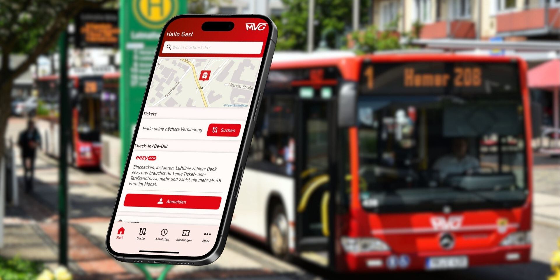 Die neue App „Meine MVG Ein Smartphone, auf dem die neue MVG-App aufgerufen ist vor einem Hintergrund-Foto, das verschwommen einen Bus der MVG an einer Haltestelle zeigt.