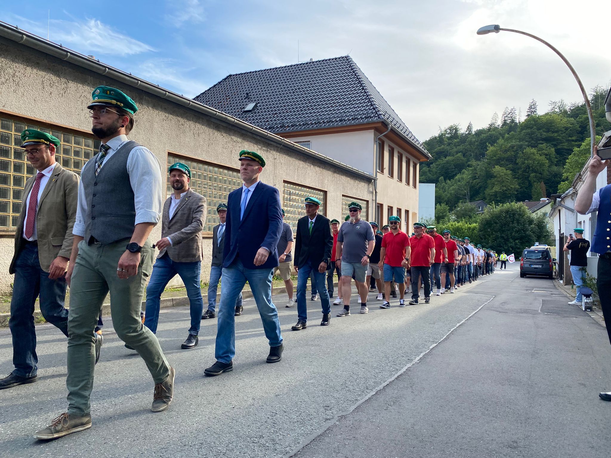 Evingser Schützen marschieren durchs Dorf.