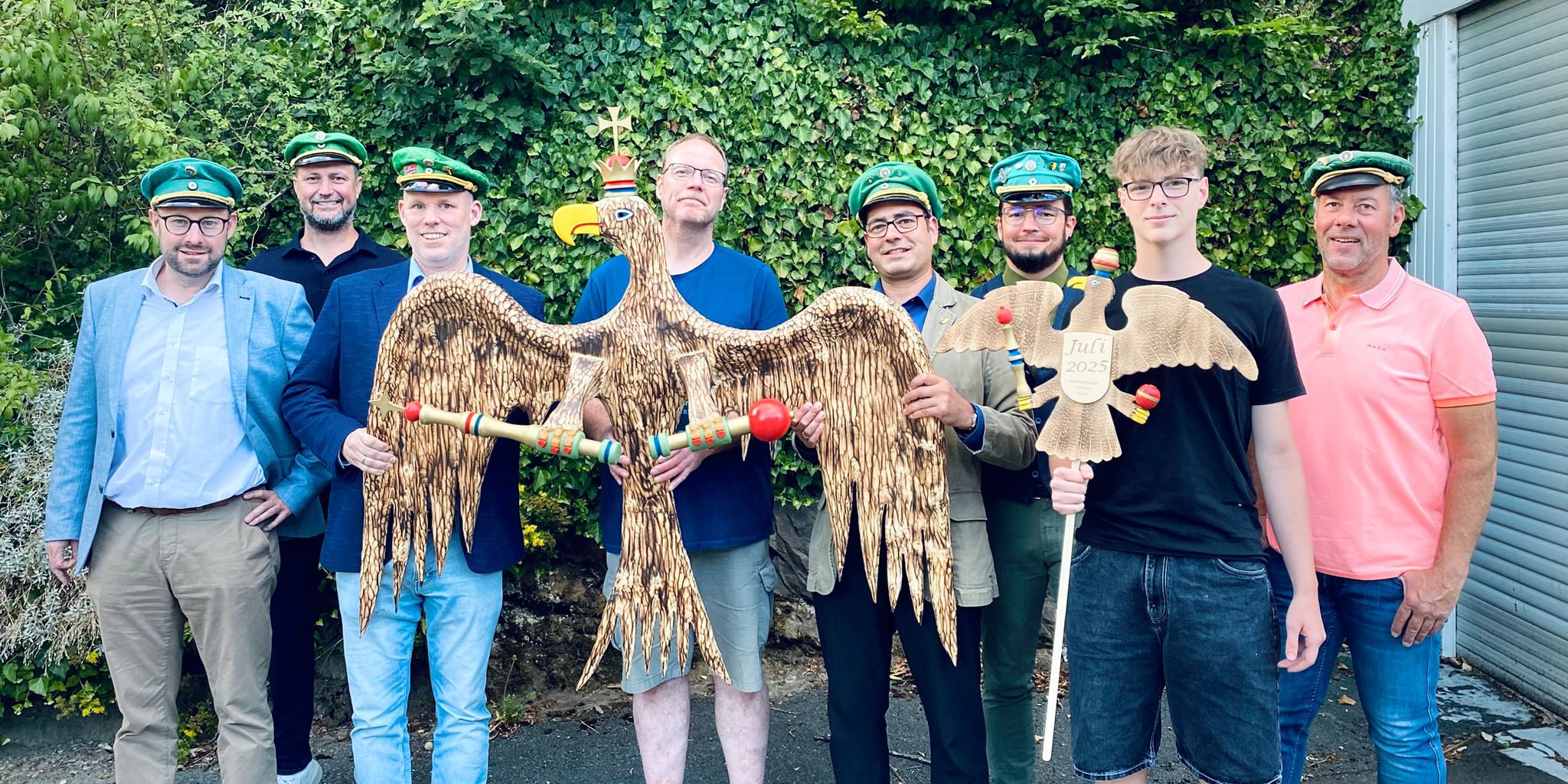 Schützen präsentieren den neuen Adler.
