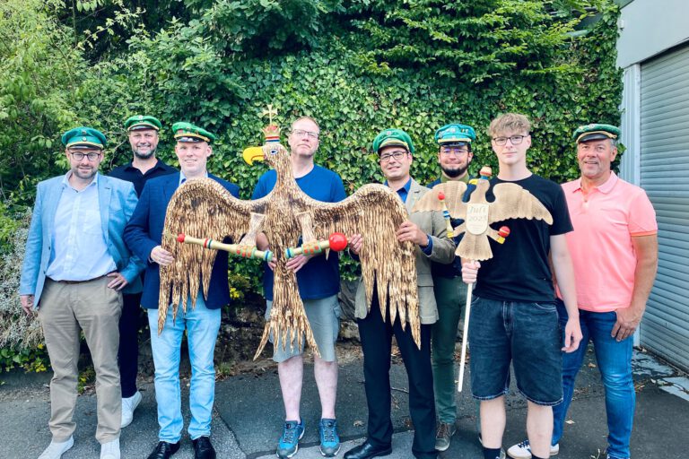 Schützen präsentieren den neuen Adler.