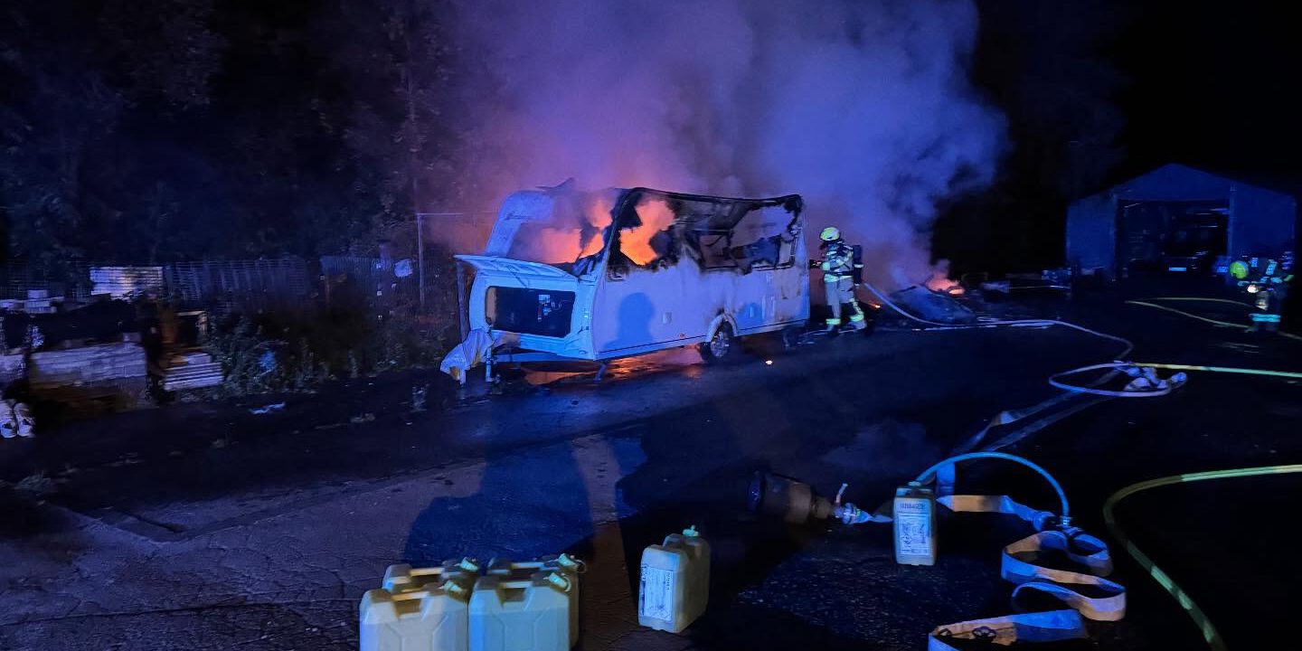 Die Feuerwehr musste in der Nacht zwei Wohnwagen und mehrere Tannen löschen.