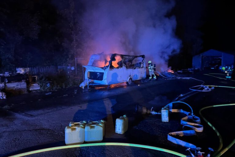 Die Feuerwehr musste in der Nacht zwei Wohnwagen und mehrere Tannen löschen.
