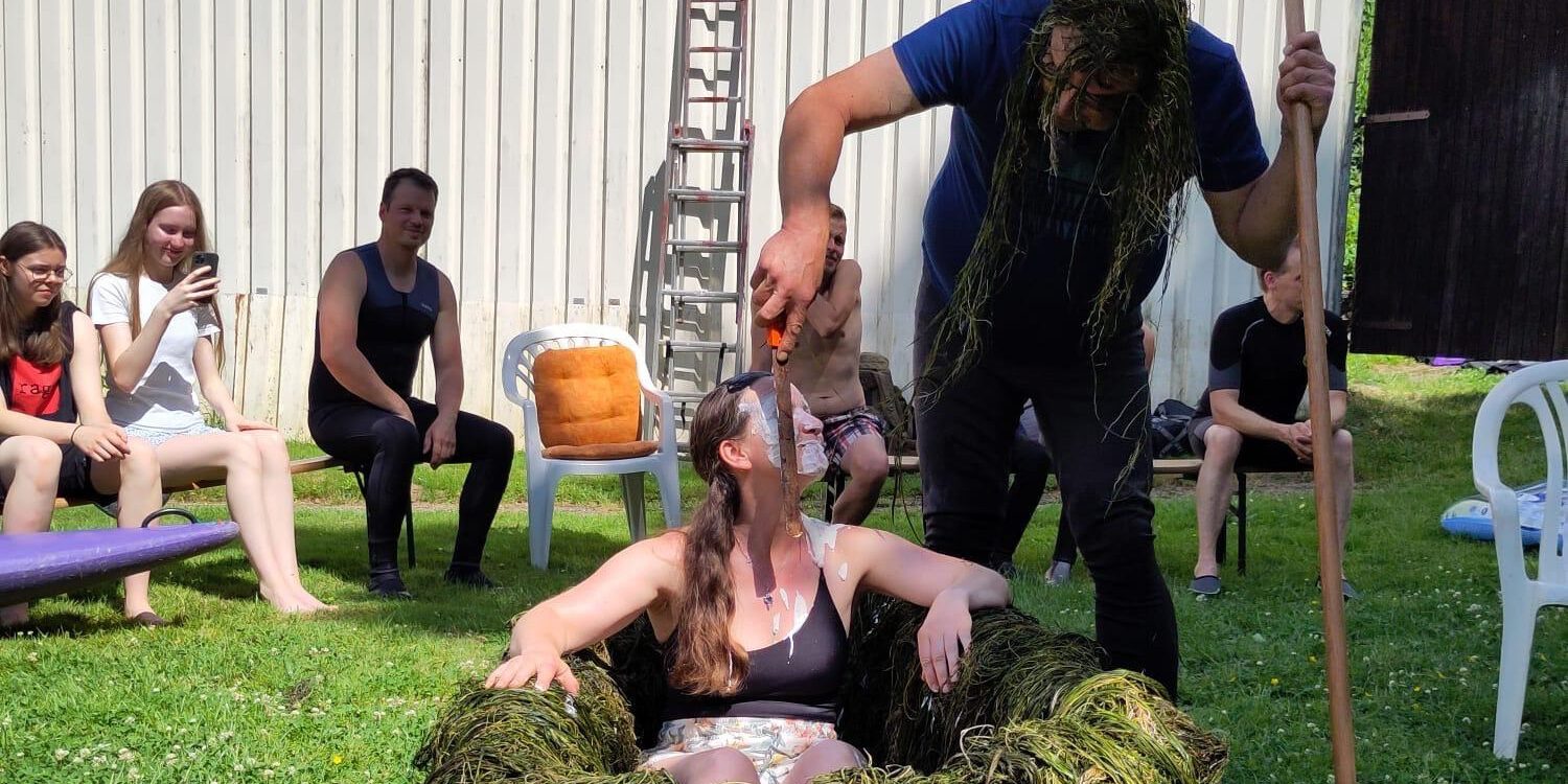 Kanuten bei der Kanutentaufe.