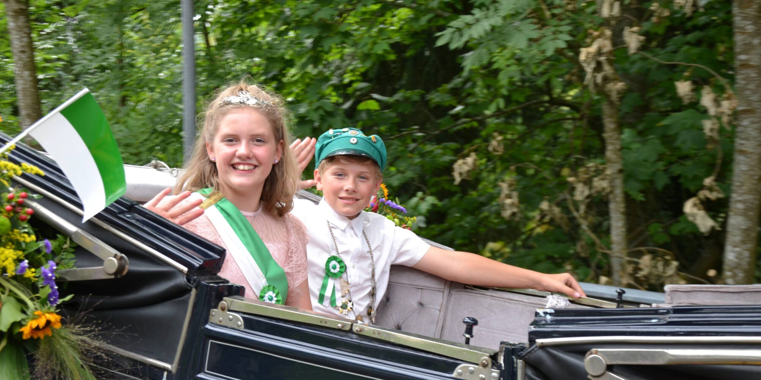 Glücklich und nicht weniger stolz saßen Kinderschützenkönig Mika Pohl und seine Königin Ida Herr in ihrer Pferdekutsche, nachdem diese die Böcke erklommen hatte.
© Foto: Ilka Kremer Das Kinderkönigspaar von Evingsen
