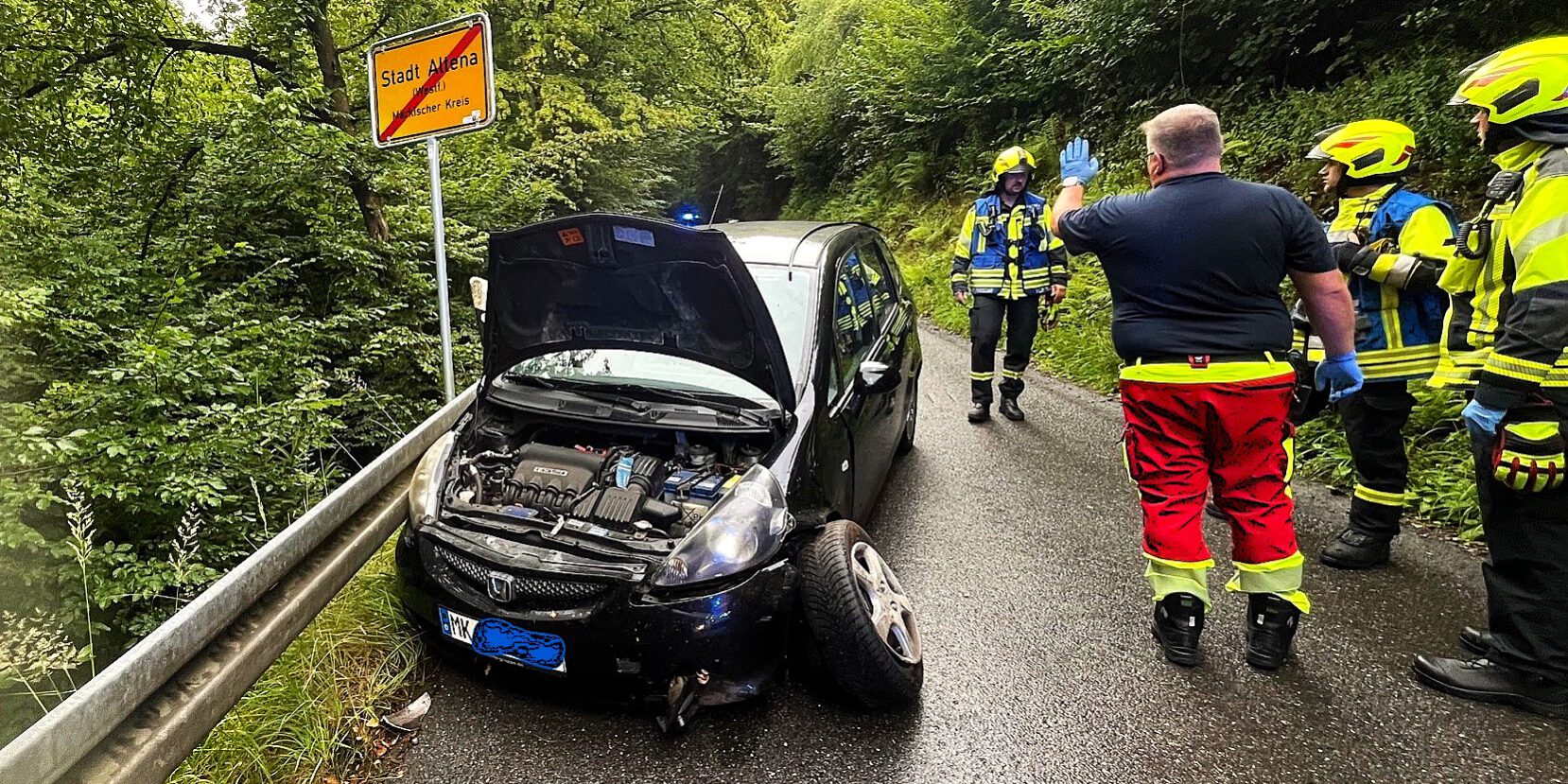 Erst geriet der Fahrer des Kleinwagens in die Böschung und prallte dann in die Leitplanke.
© Foto: Carsten Menzel Ein schwarzes Auto steht mit geöffneter Motorhaube schräg an einer Leitplanke, das Vorderrad auf der Fahrerseite steht halb abgerissen von der Achse schräg aus dem Radkasten. Daneben stehen drei Feuerwehrleute und ein Mitarbeiter des Rettungsdienstes.