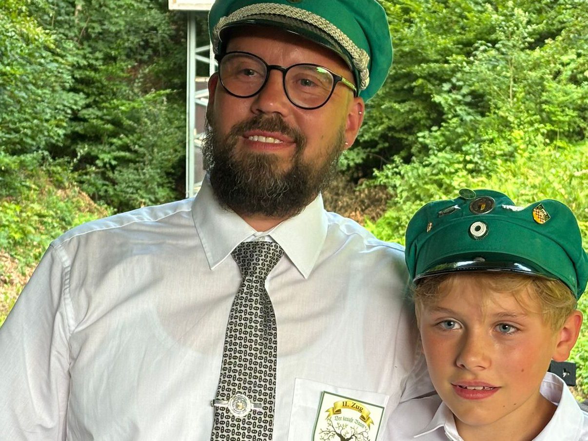 Sebastian Pohl mit Schützenhut, neben ihm sein Sohn Mika.