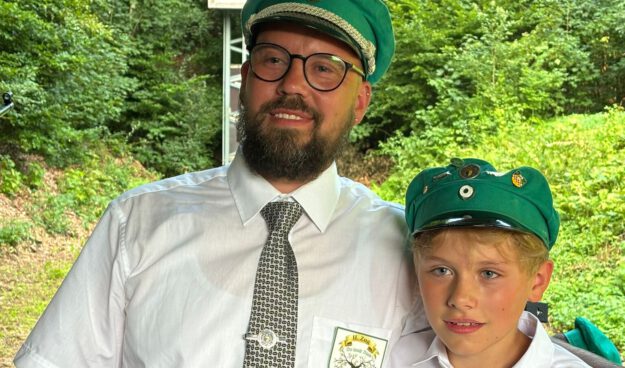 Foto: Annabell Brock Sebastian Pohl mit Schützenhut, neben ihm sein Sohn Mika.