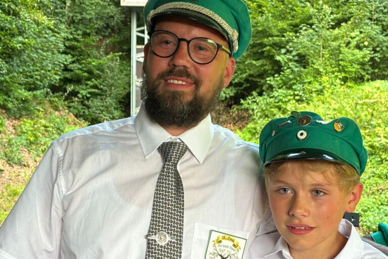 Sebastian Pohl mit Schützenhut, neben ihm sein Sohn Mika.