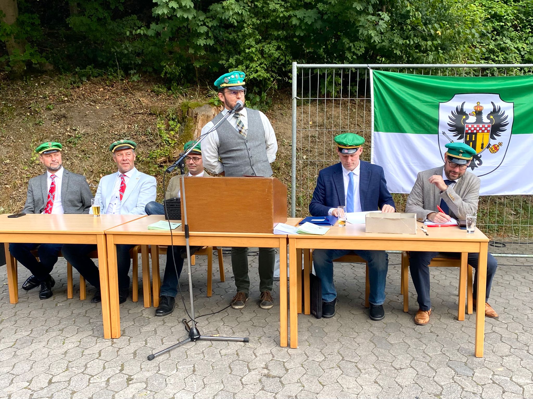 Generalversammlung der Evingser Schützen im Freien.