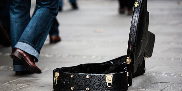 Straßenkünstler in einer Innenstadt.