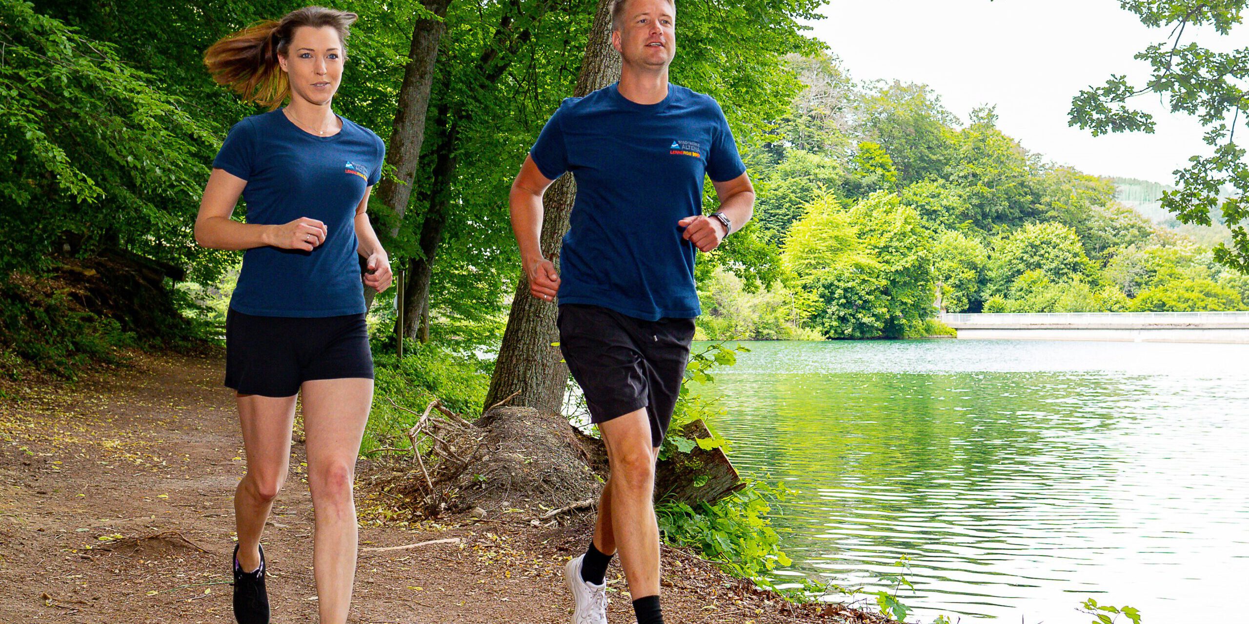 Zwei Jogger an der Fuelbecker Talsperre.