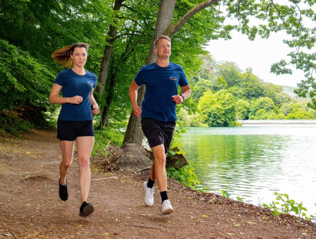 Foto: Stadtwerke Altena Zwei Jogger an der Fuelbecker Talsperre.