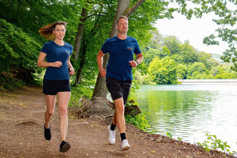 Foto: Stadtwerke Altena Zwei Jogger an der Fuelbecker Talsperre.