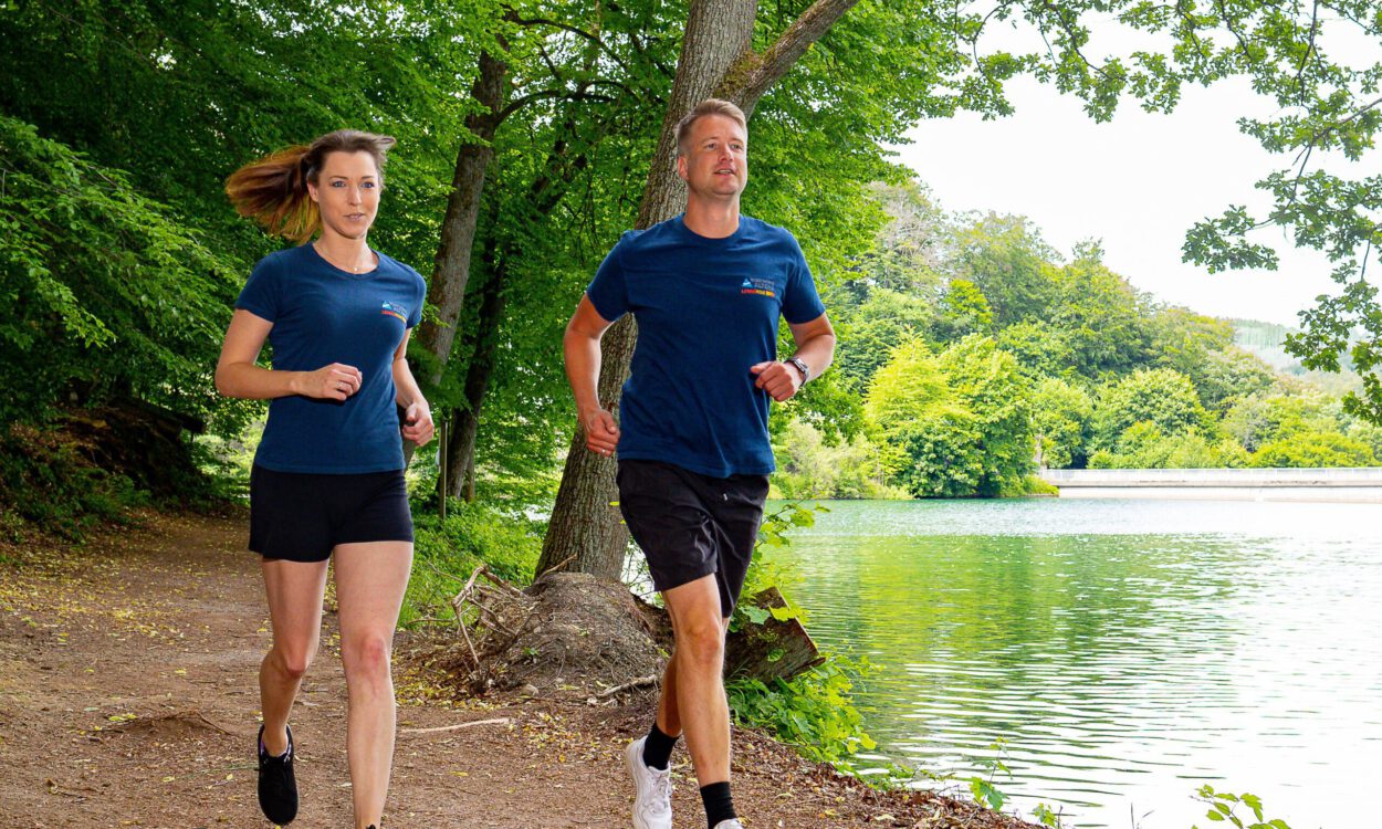 Zwei Jogger an der Fuelbecker Talsperre.