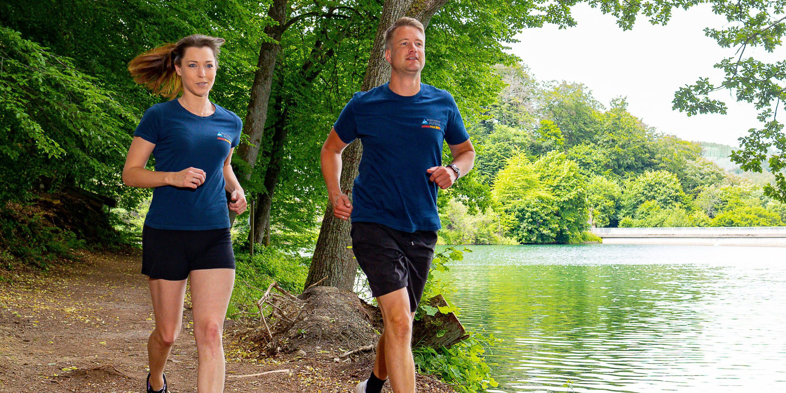 Zwei Jogger an der Fuelbecker Talsperre.