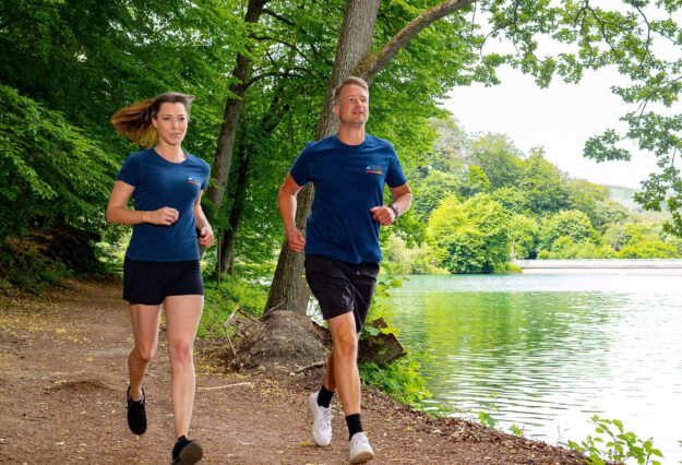 Foto: Stadtwerke Altena Zwei Jogger an der Fuelbecker Talsperre.