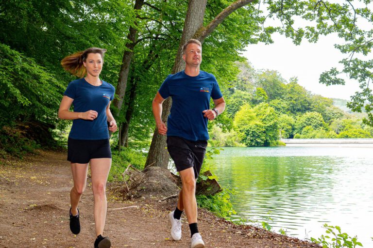 Zwei Jogger an der Fuelbecker Talsperre.