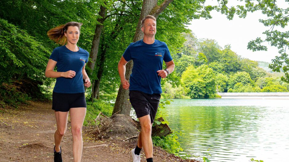 Zwei Jogger an der Fuelbecker Talsperre.