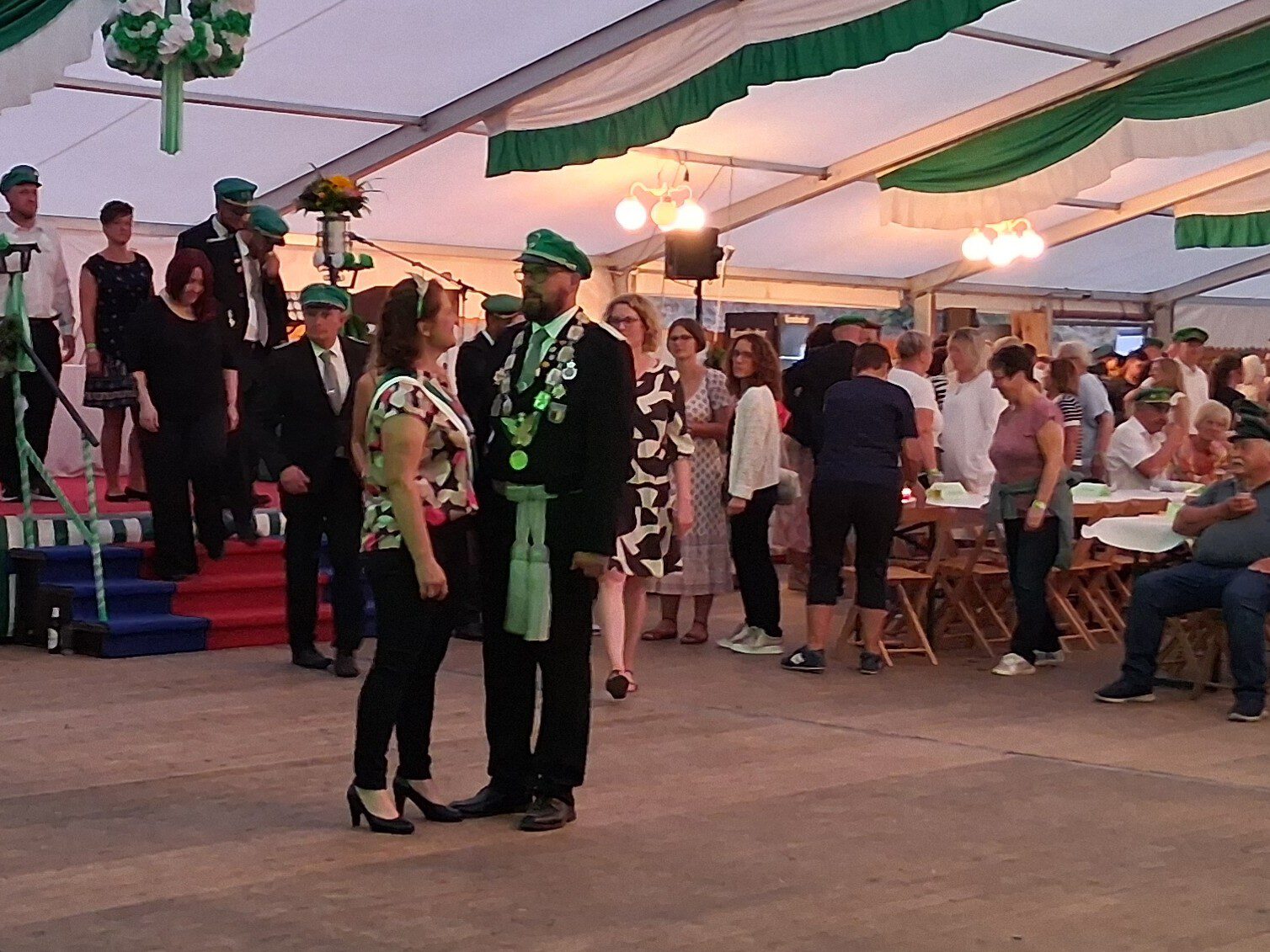 Neues Königspaar beim tanz