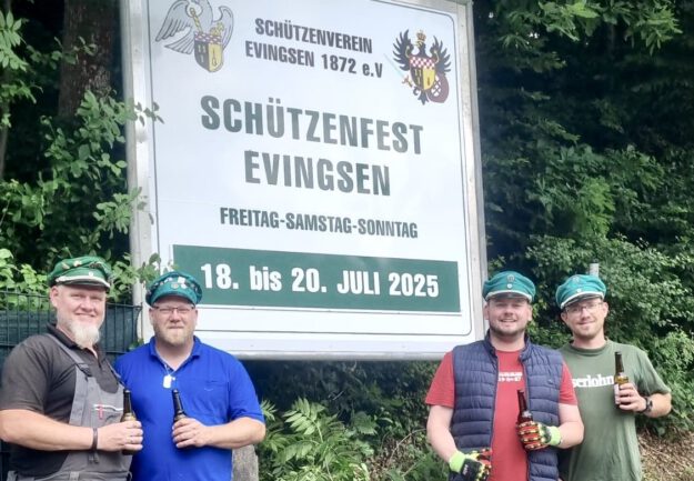 Foto: Schützenverein Evingsen Evingser Schützen vor dem Ankündigungsschild.