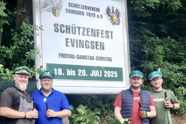 Foto: Schützenverein Evingsen Evingser Schützen vor dem Ankündigungsschild.