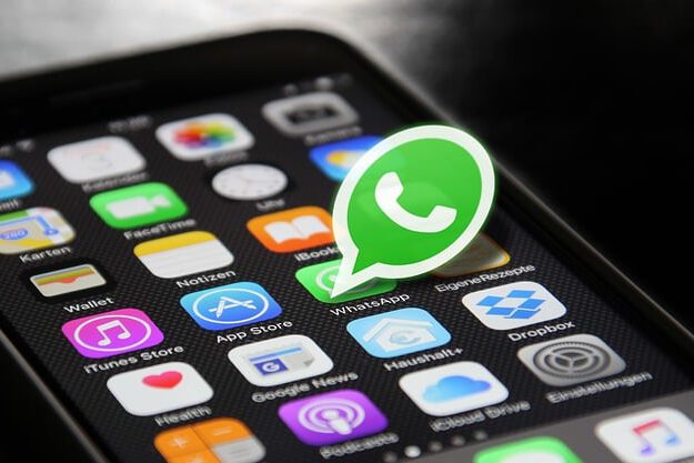 Betrüger nehmen oft Kontakt über Whatsapp auf.
