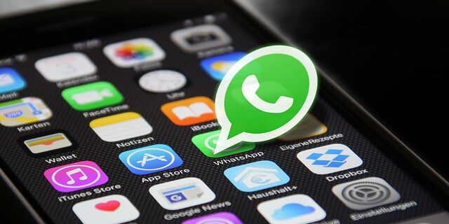 Betrüger nehmen oft Kontakt über Whatsapp auf.