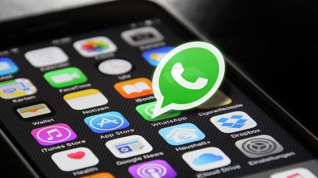 Betrüger nehmen oft Kontakt über Whatsapp auf.
