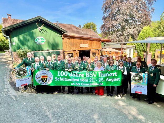 Foto: Ralf Engel Schützen in Uniform stehen hinter einem Banner: 100 Jahre BSV Ihmert.