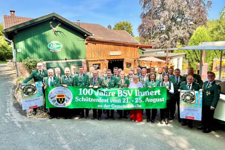 Foto: Ralf Engel Schützen in Uniform stehen hinter einem Banner: 100 Jahre BSV Ihmert.