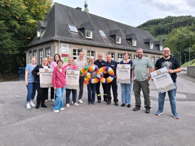 Foto: LOKALSTIMME Initiatoren des Brunnenfestes in Altena werben für die Veranstaltung.