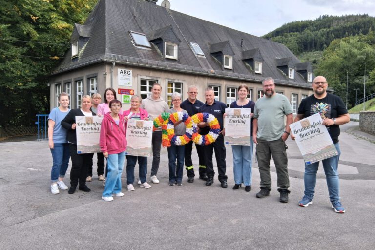 Foto: LOKALSTIMME Initiatoren des Brunnenfestes in Altena werben für die Veranstaltung.