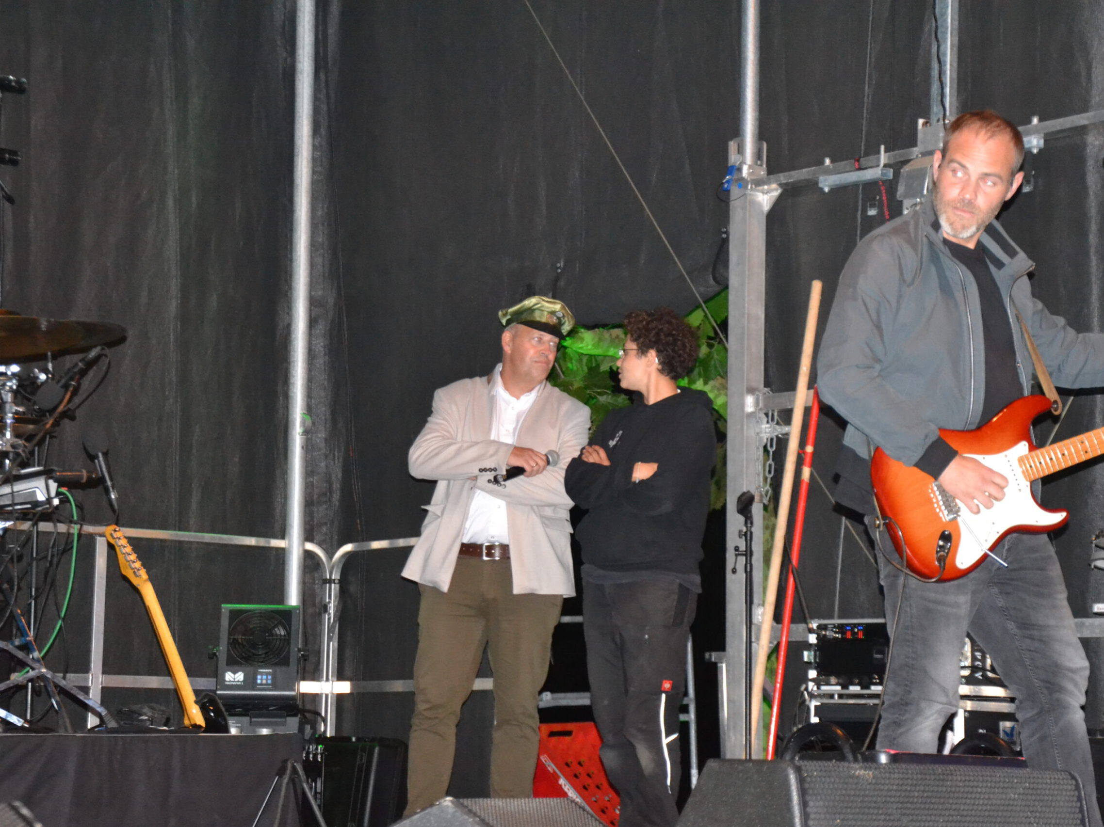 Ein Mann und eine Frau auf einer Bühne.