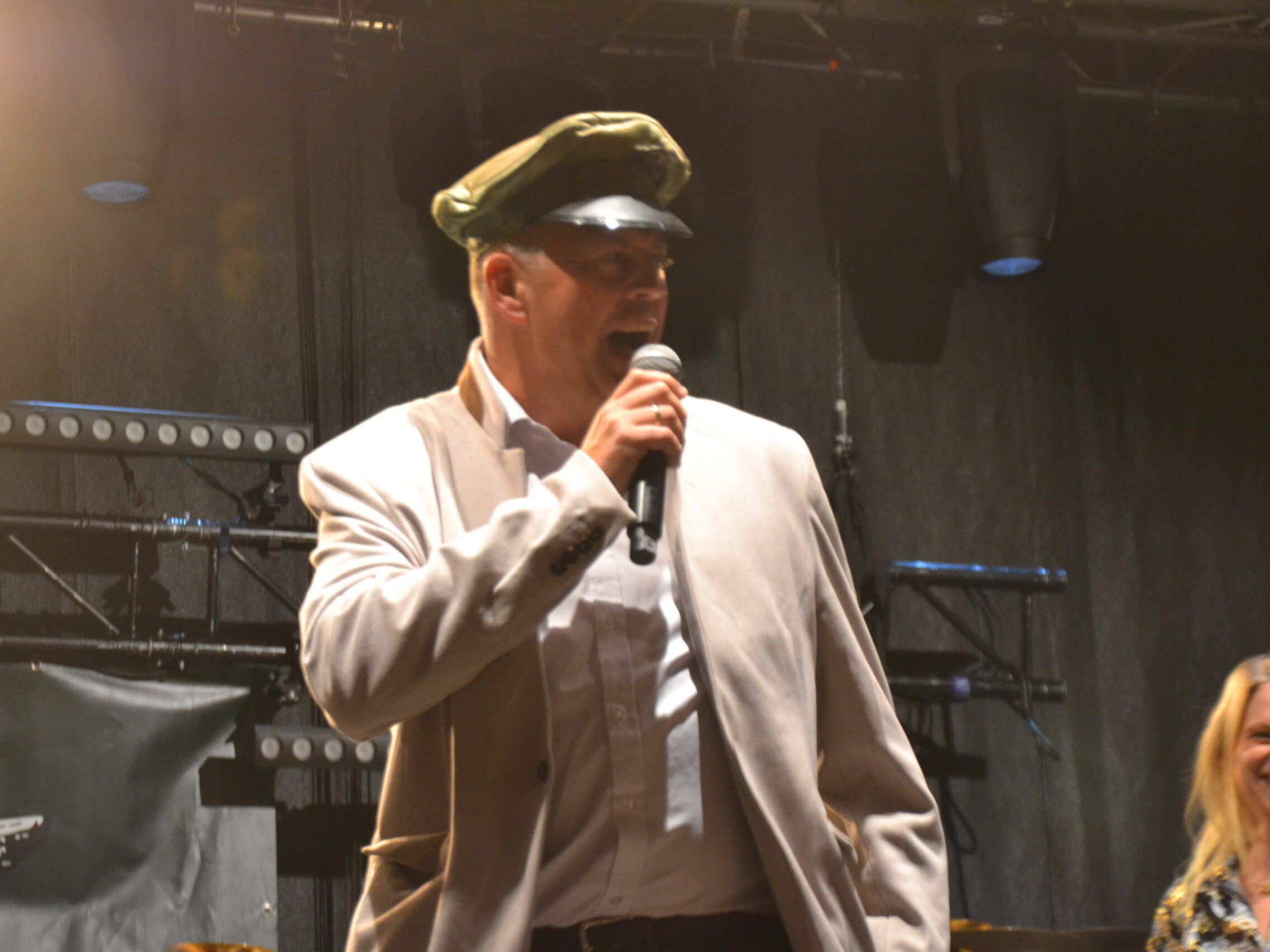 Ein Mann spricht ins Mikrofon.