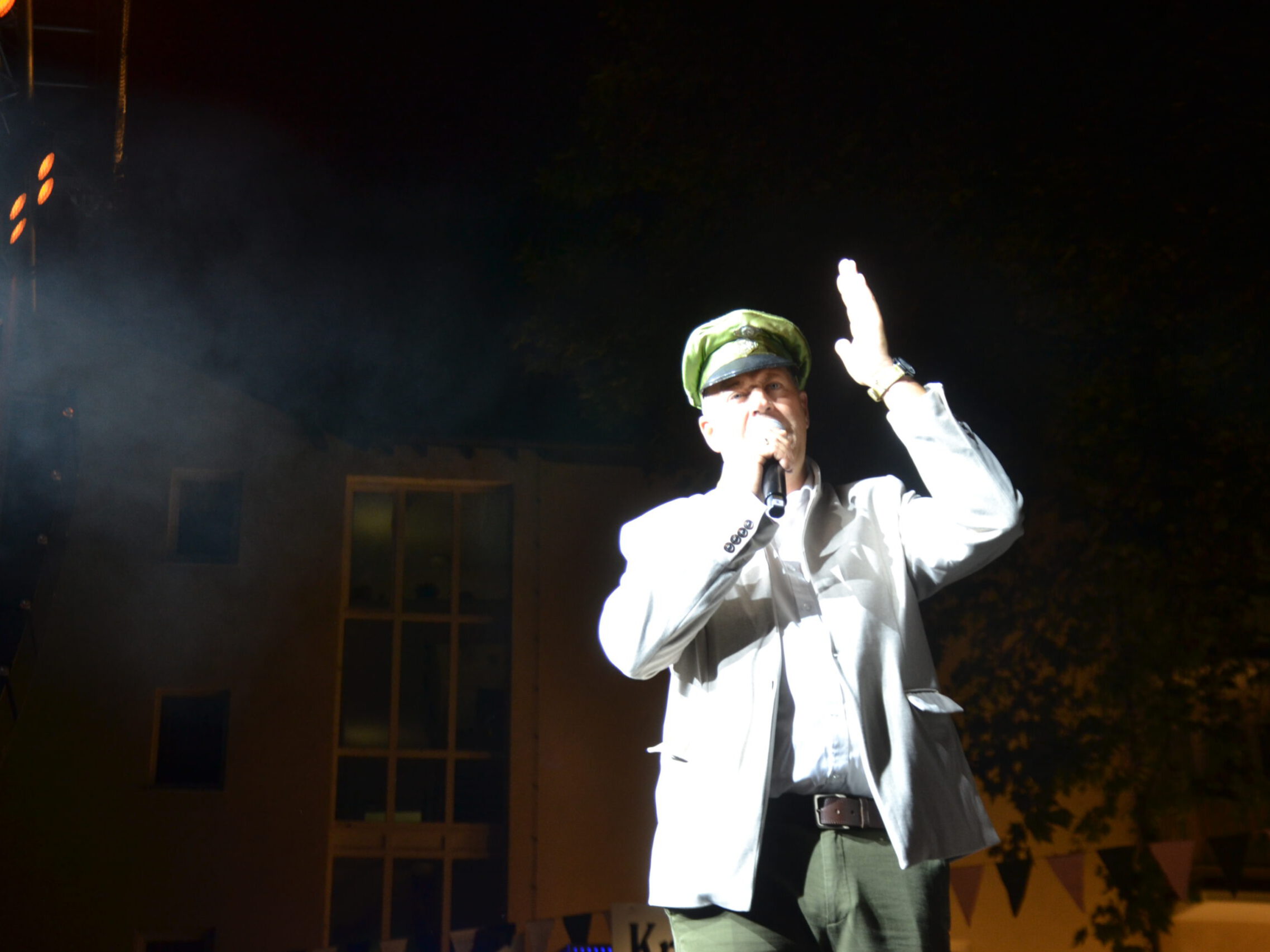 Ein Mann hält eine Rede.