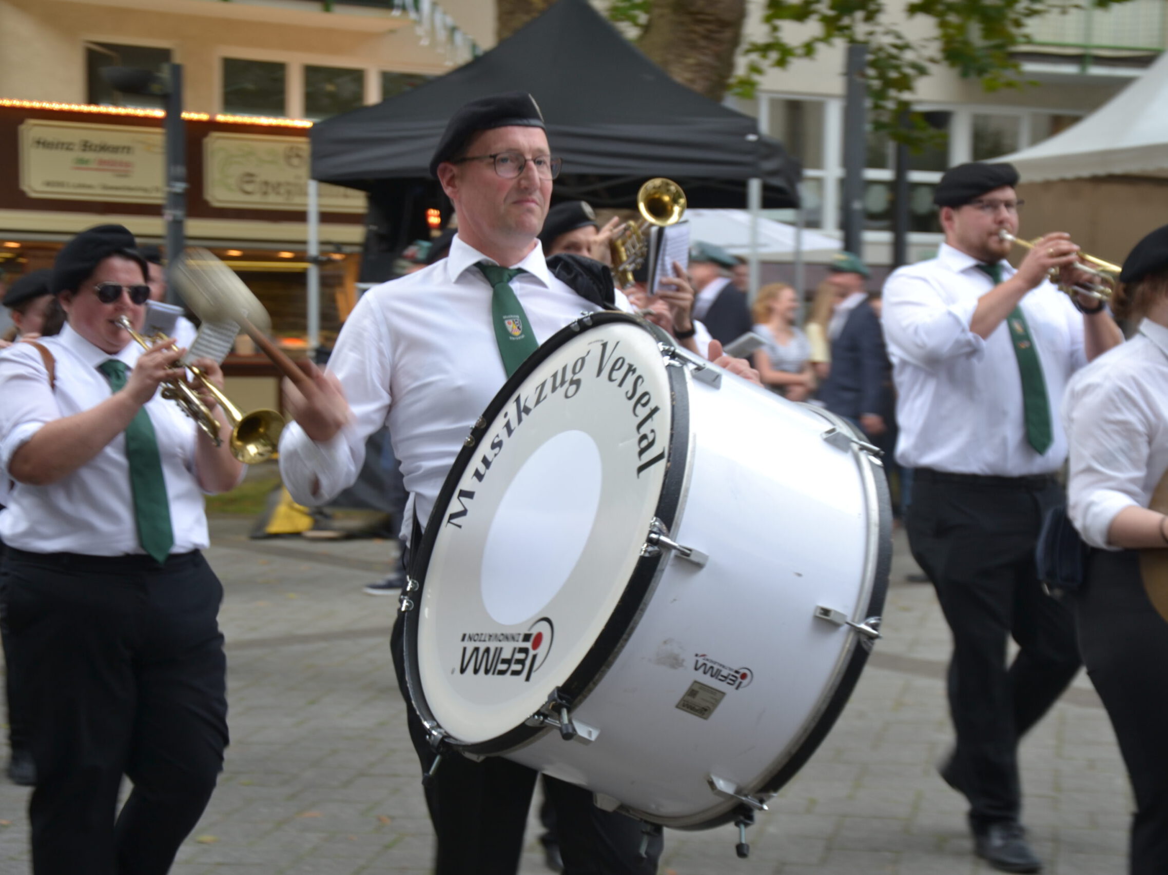 Ein Trommler trommelt.