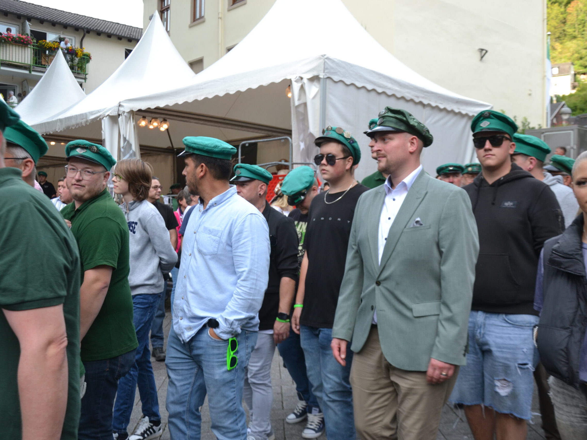 Schützen marschieren.