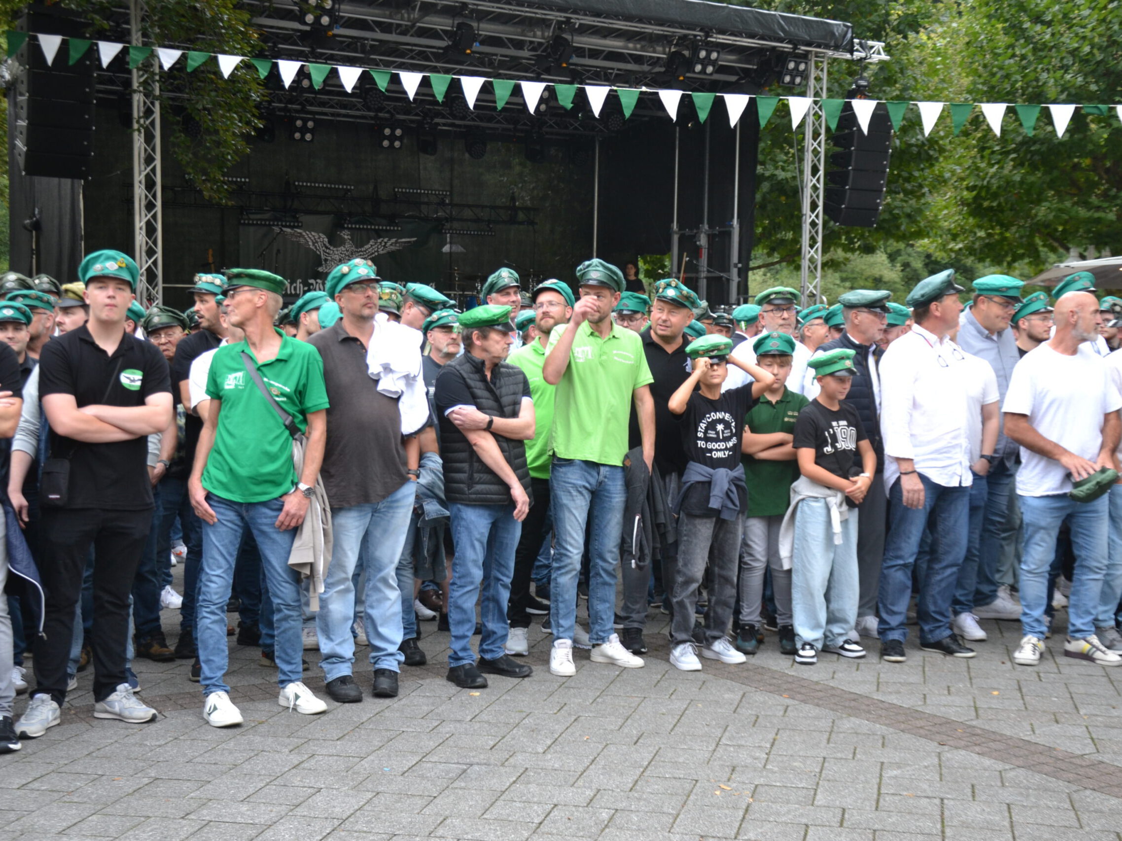 Schützen stehen in einer Reihe.