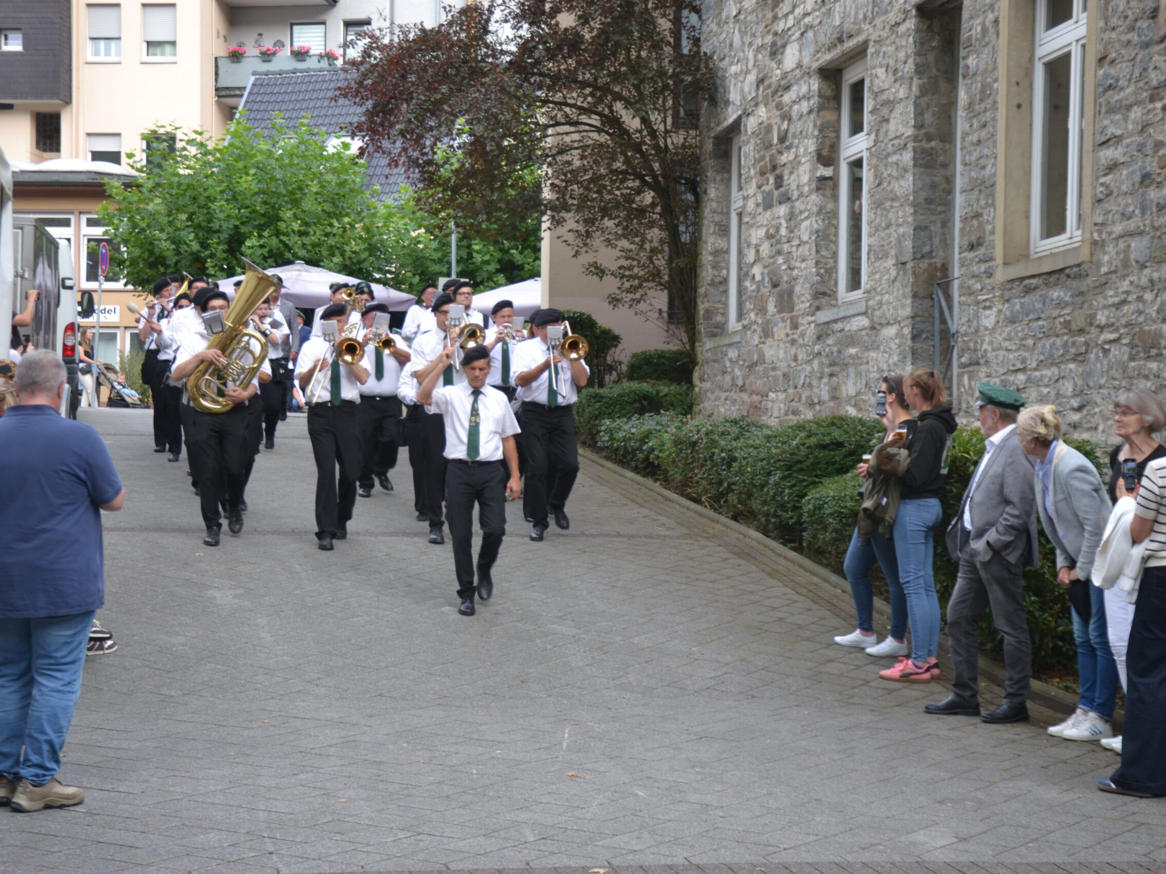 Eine Kapelle marschiert.