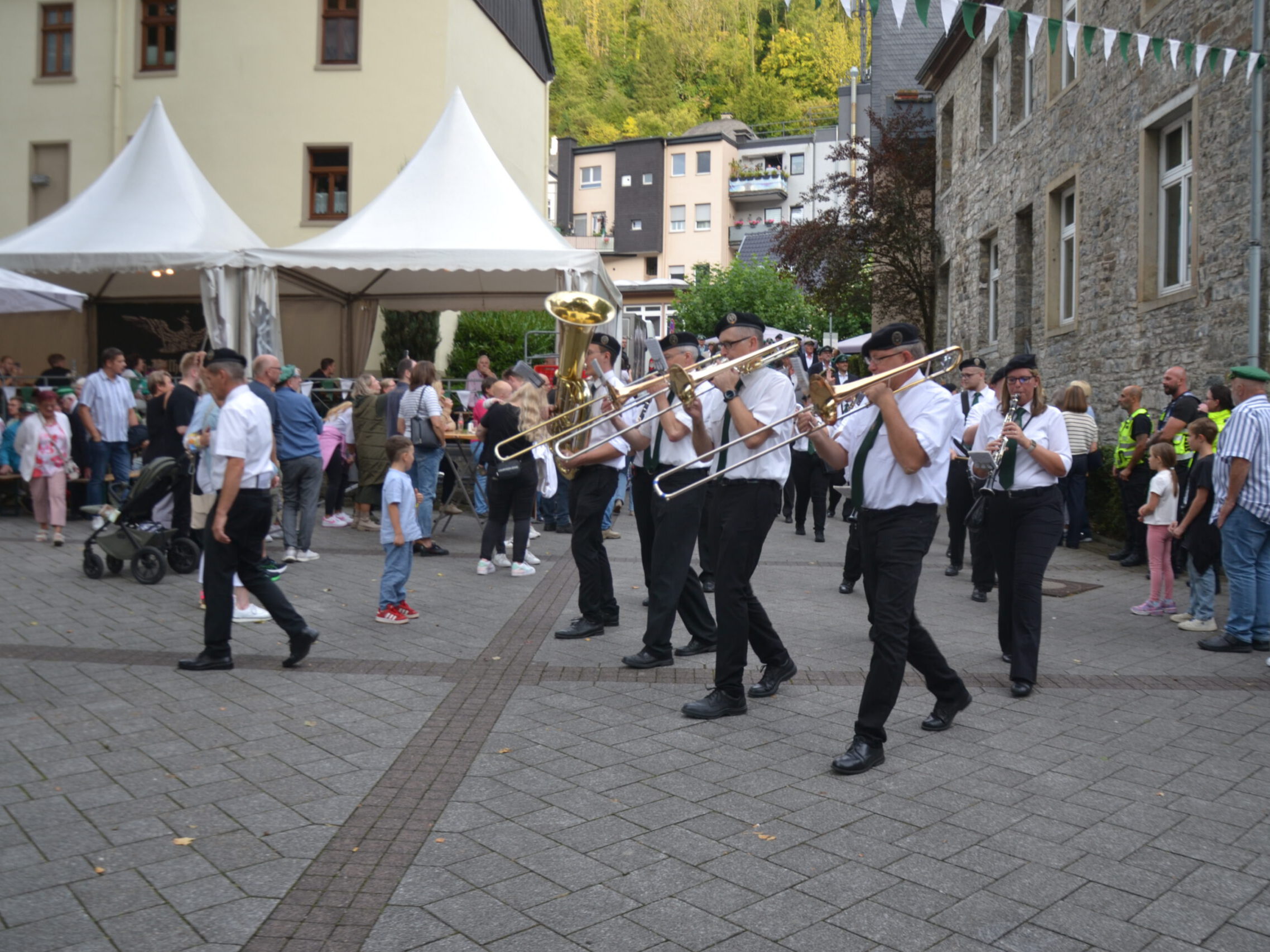 Eine Kappelle marschiert.