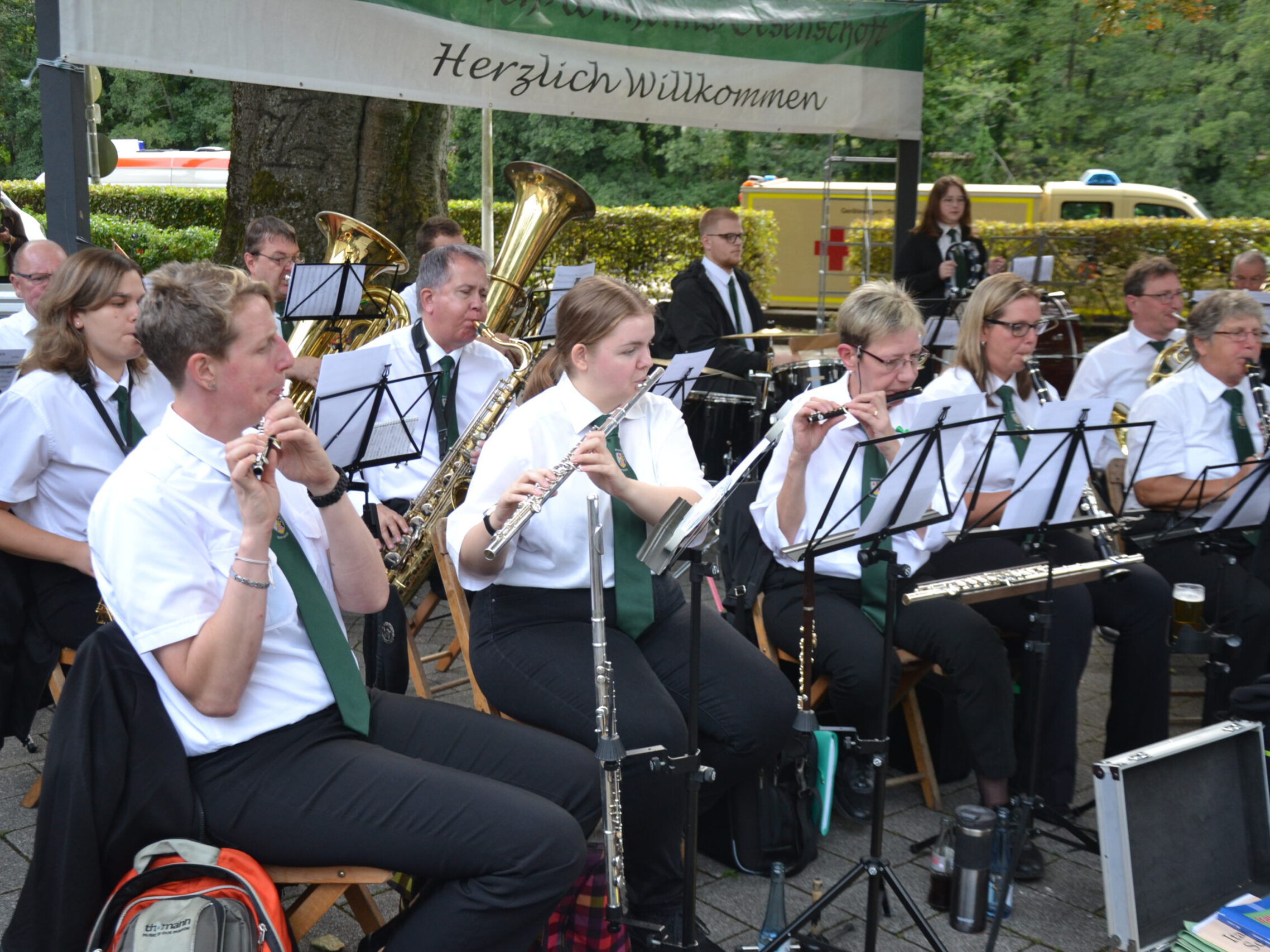 Eine Kapelle musiziert.